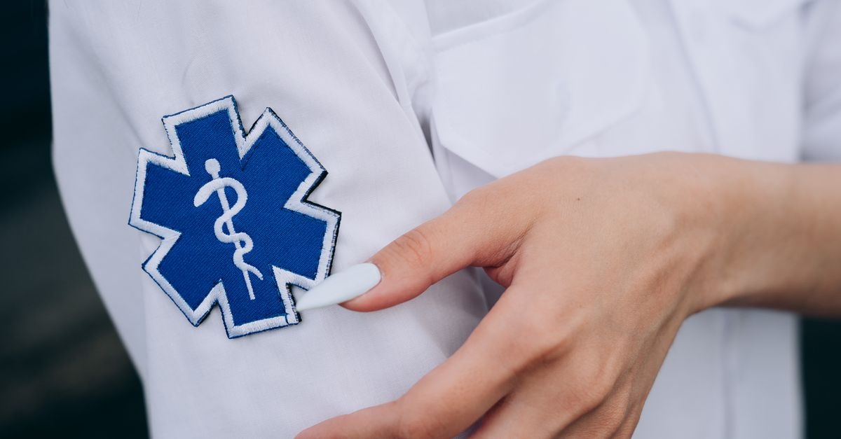 Gdy słońce zwala z nóg: szybka pomoc przy zasłabnięciu w upale krok po kroku