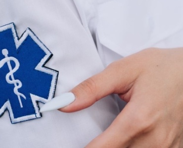 Gdy słońce zwala z nóg: szybka pomoc przy zasłabnięciu w upale krok po kroku